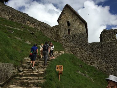 Güneşli bir günde dağ manzarası