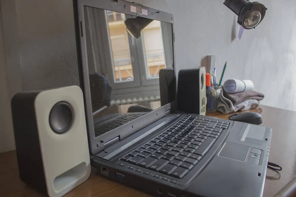 部屋の机の上のノートパソコン — ストック写真