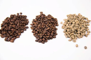 Farklı aşamalarda yakın plan kahve çekirdekleri: yeşil kavrulmamış fasulye, orta pişmiş rosto ve koyu rosto. Fotoğraf, kahve işleme, sergilenen doku, renk ve çeşitliliğin ilerleyişini vurgular.