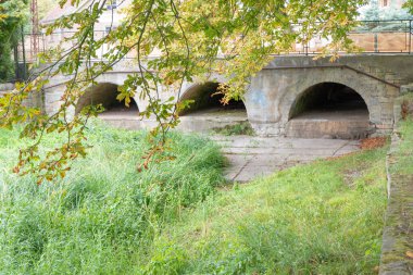 Nehir üzerinde köprüsü olan taştan bir binanın yakın çekimi. Yüksek kalite fotoğraf