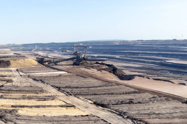Garzweiler, Almanya: Çukurda dev bir kazıcı bulunan kömür madeni açıldı.
