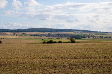 Tepeler ve mavi gökyüzü manzaralı panorama manzarası.