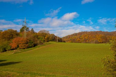 Sonbaharda tepelik bir manzaranın manzarası. Yüksek kalite fotoğraf