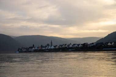Kışın panorama nehri kenarında, mavi gökyüzü bulutlu, Wellmich am Rhein.
