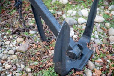 Zincirle taşların üzerinde büyük bir çapa..