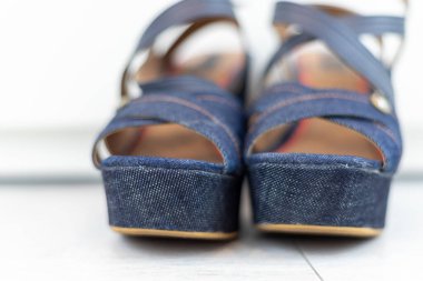 Mavi kot ayakkabılar, beyaz bir dolabın önünde topuklu ayakkabılar. Yüksek kalite fotoğraf