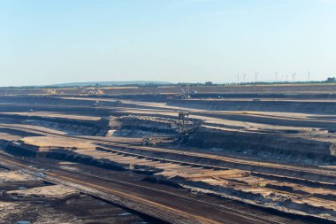 Garzweiler, Almanya: Çukurda dev bir kazıcı bulunan kömür madeni açıldı.