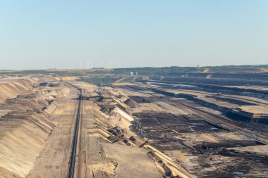 Garzweiler, Almanya: Çukurda dev bir kazıcı bulunan kömür madeni açıldı.