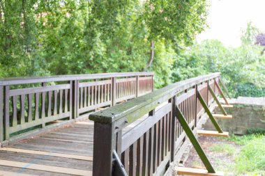 Hendeğin üzerindeki eski ahşap köprü. Yüksek kalite fotoğraf