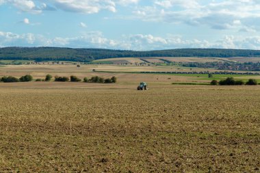 Tepeler ve mavi gökyüzü manzaralı panorama manzarası.