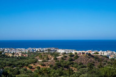 Girit 'teki Hersonisos üzerinde bir panorama. Yüksek kalite fotoğraf