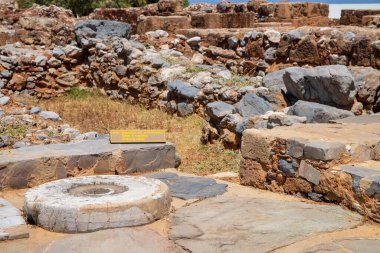 Girit 'te taş harabeleriyle dolu antik arkeolojik alan. Yüksek kalite fotoğraf
