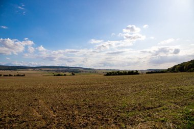 Tepeler ve mavi gökyüzü manzaralı panorama manzarası.