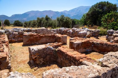 Girit 'te taş harabeleriyle dolu antik arkeolojik alan. Yüksek kalite fotoğraf