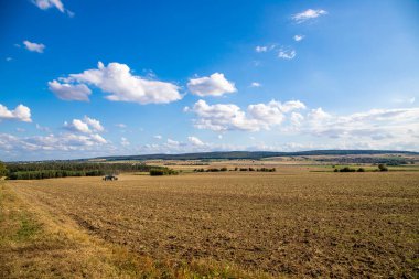 Tepeler ve mavi gökyüzü manzaralı panorama manzarası.