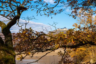 Sonbaharda dallar ve renkli yapraklar arasında bir şato. Yüksek kalite fotoğraf