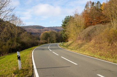 Sonbaharda ormanla dağlar arasındaki kıvrımlı yol. Yüksek kalite fotoğraf