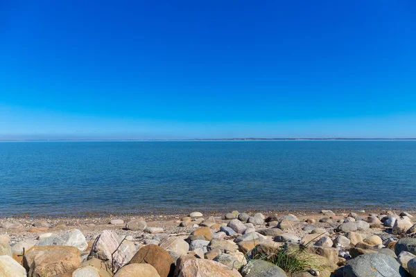 Skalista Plaża Nad Morzem Danii Błękitnym Niebem Wysokiej Jakości Zdjęcie — Zdjęcie stockowe