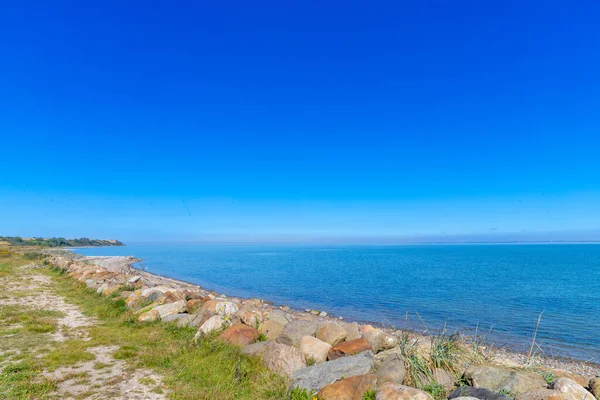 Rotsachtige Strand Aan Zee Denemarken Met Blauwe Lucht Hoge Kwaliteit — Stockfoto