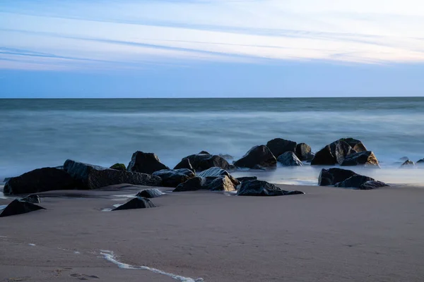 Lange Belichtung Meer Mit Felsen Sand Blaue Stunde Hochwertiges Foto — Stockfoto