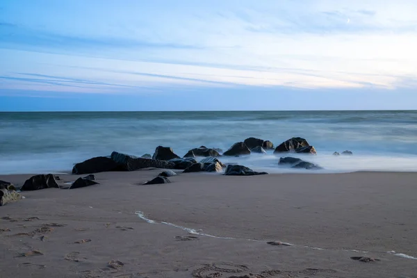 Lange Blootstelling Aan Zee Met Rotsen Het Zand Blauw Uur — Stockfoto