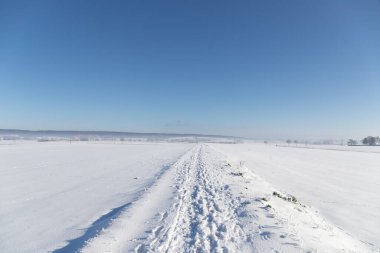 İzleri ve mavi gökyüzü olan Panorama kar manzarası. Yüksek kalite fotoğraf