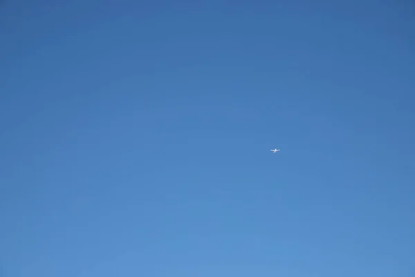 深い青い空に白い飛行機 高品質の写真 — ストック写真