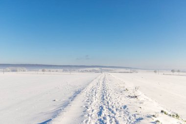 İzleri ve mavi gökyüzü olan Panorama kar manzarası. Yüksek kalite fotoğraf