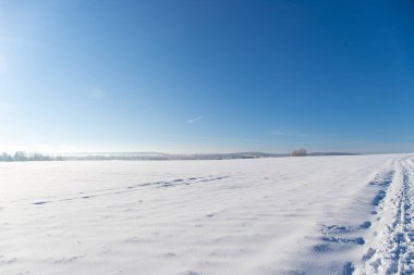 İzleri ve mavi gökyüzü olan Panorama kar manzarası. Yüksek kalite fotoğraf