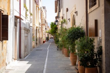 Girit 'teki Rethymnon kasabasında bitkilerle dolu dar bir ara sokak. Yüksek kalite fotoğraf