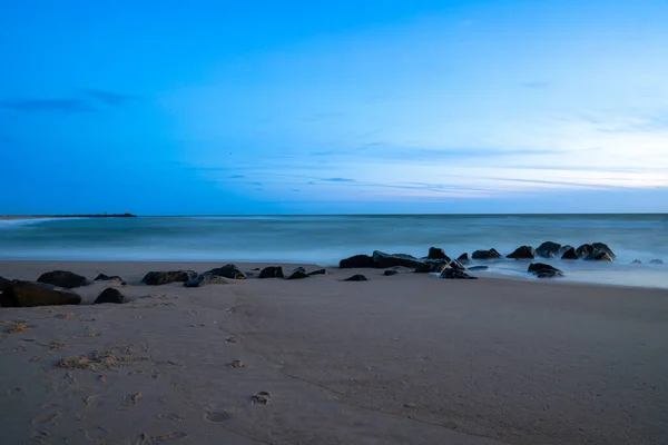 Μεγάλη Έκθεση Στη Θάλασσα Βράχια Στην Άμμο Μπλε Ώρα Υψηλής — Φωτογραφία Αρχείου