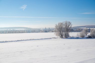 İzleri ve mavi gökyüzü olan Panorama kar manzarası. Yüksek kalite fotoğraf
