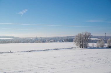 İzleri ve mavi gökyüzü olan Panorama kar manzarası. Yüksek kalite fotoğraf