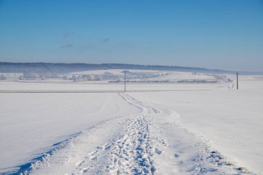 İzleri ve mavi gökyüzü olan Panorama kar manzarası. Yüksek kalite fotoğraf