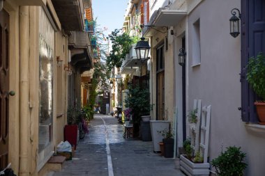 Girit 'teki Rethymnon kasabasında ağaçlar ve bitkilerle dolu dar bir ara sokak. Yüksek kalite fotoğraf