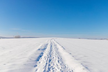 İzleri ve mavi gökyüzü olan Panorama kar manzarası. Yüksek kalite fotoğraf