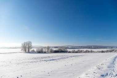 İzleri ve mavi gökyüzü olan Panorama kar manzarası. Yüksek kalite fotoğraf