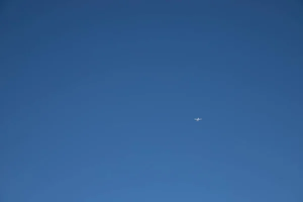 Biały Samolot Głębokim Błękitnym Niebie Wysokiej Jakości Zdjęcie — Zdjęcie stockowe