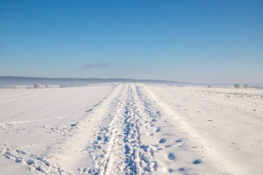 İzleri ve mavi gökyüzü olan Panorama kar manzarası. Yüksek kalite fotoğraf