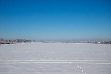 İzleri ve mavi gökyüzü olan Panorama kar manzarası. Yüksek kalite fotoğraf