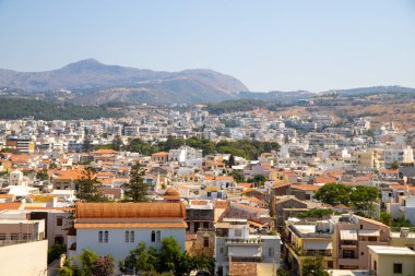 Kalenin arka planında bir dağ olan Rethymnon kentinin panorama manzarası. Yüksek kalite fotoğraf