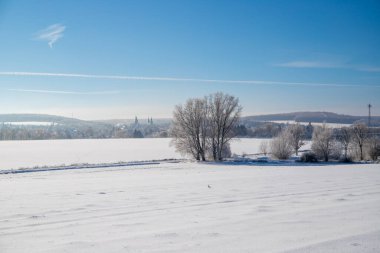 İzleri ve mavi gökyüzü olan Panorama kar manzarası. Yüksek kalite fotoğraf