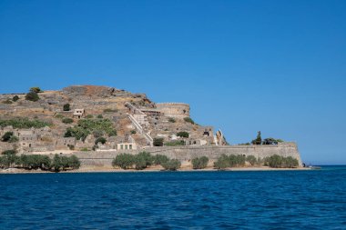Girit 'teki Spinalonga Adası' nda Mavi Deniz var. Yüksek kalite fotoğraf