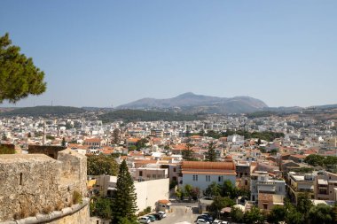 Kalenin arka planında bir dağ olan Rethymnon kentinin panorama manzarası. Yüksek kalite fotoğraf