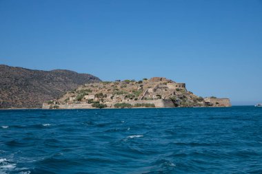 Girit 'teki Spinalonga Adası' nda Mavi Deniz var. Yüksek kalite fotoğraf