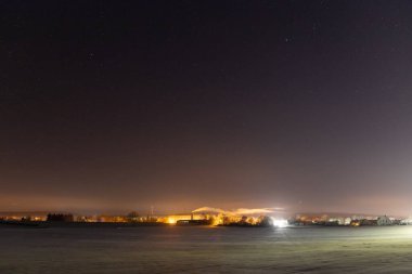 Geceleri kar ve yıldızlarla dolu küçük bir kasaba. Yüksek kalite fotoğraf