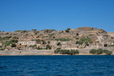 Girit 'teki Spinalonga Adası' nda Mavi Deniz var. Yüksek kalite fotoğraf