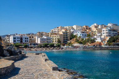 İskeleli panoramik manzara, sahil körfezi ve Creta Agios Nikolaos 'ta ufuk çizgisi. Yüksek kalite fotoğraf