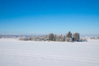 İzleri ve mavi gökyüzü olan Panorama kar manzarası. Yüksek kalite fotoğraf