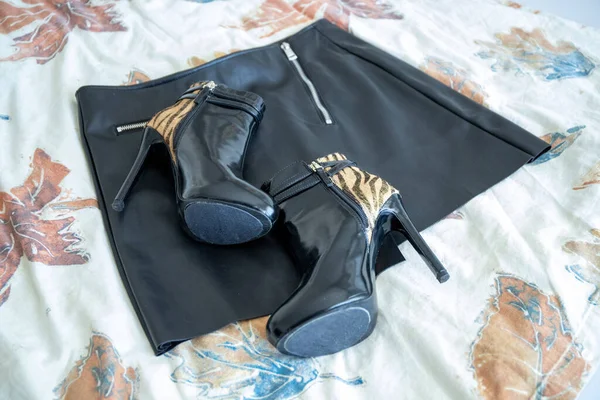 Zwarte Korte Leider Rok Zeer Hoge Hakken Laarzen Hoge Kwaliteit — Stockfoto